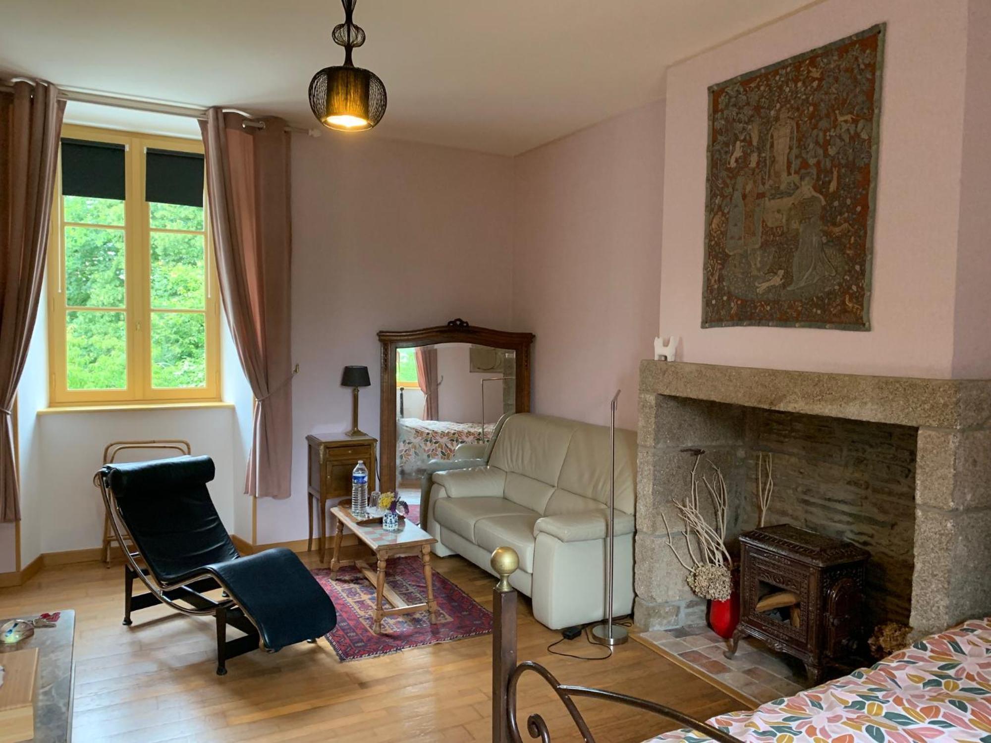 Bed and Breakfast Le Petit Manoir Isigny-le-Buat Exterior foto