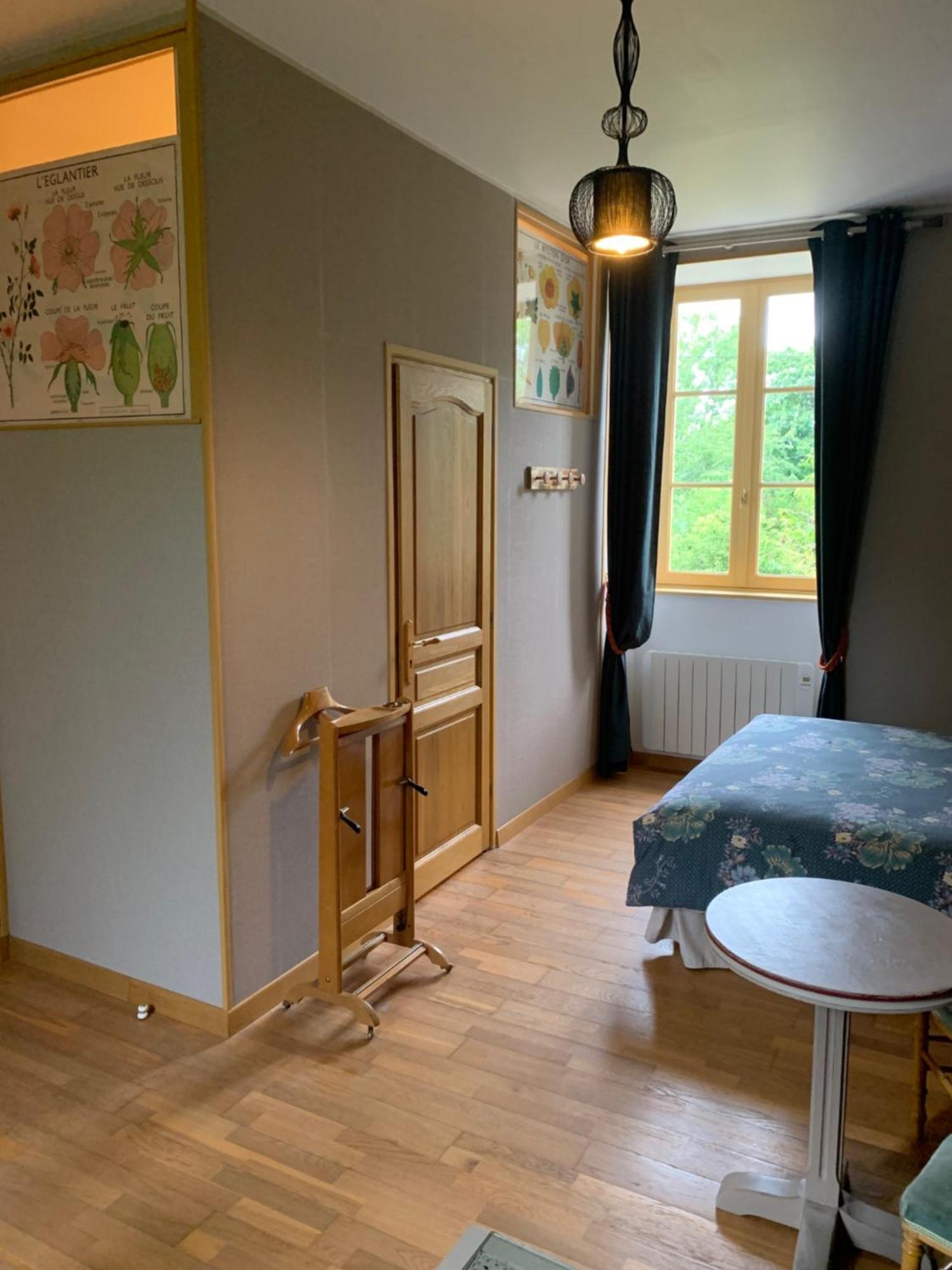 Bed and Breakfast Le Petit Manoir Isigny-le-Buat Exterior foto